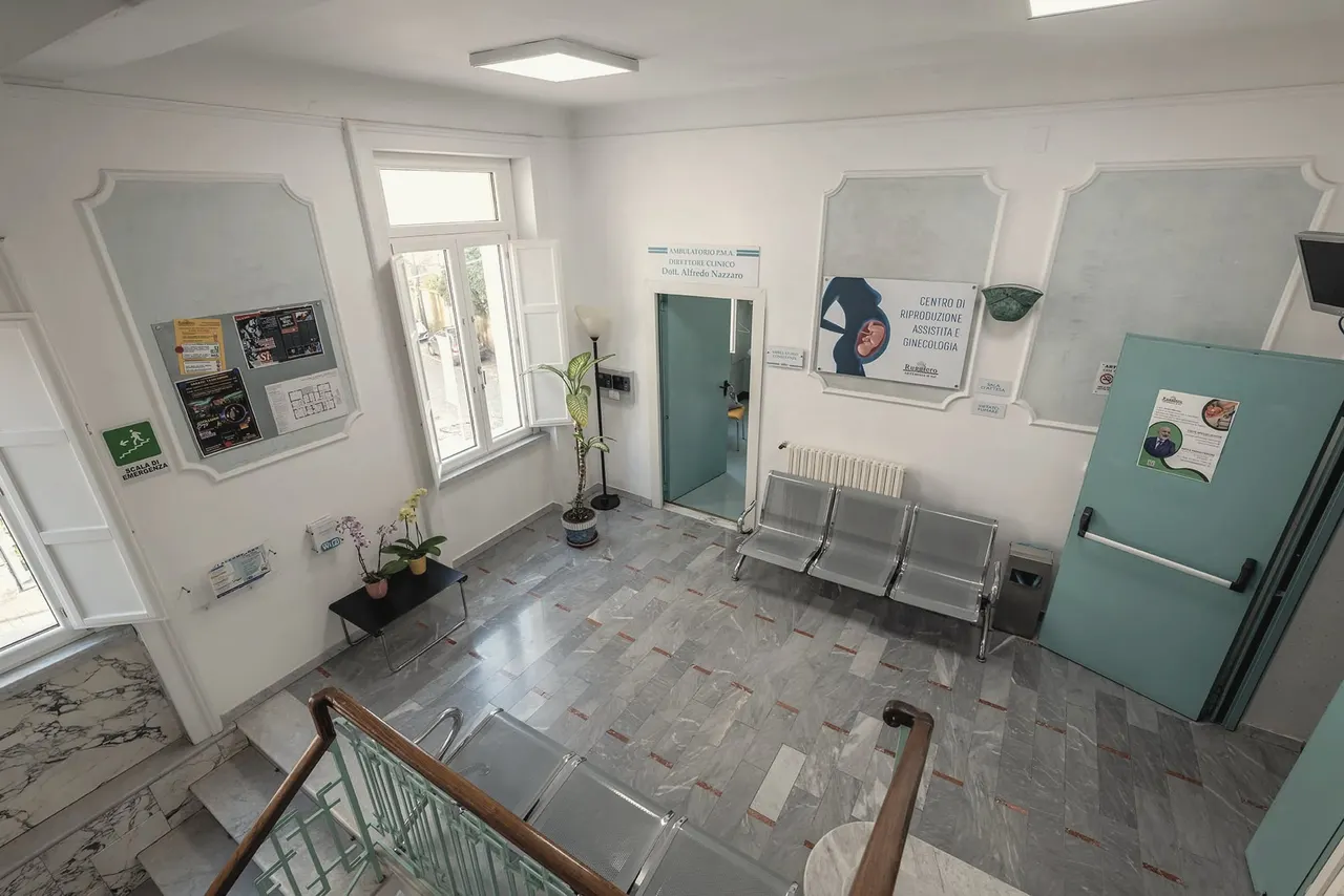 Sala d'attesa al secondo piano della Clinica Vyda
