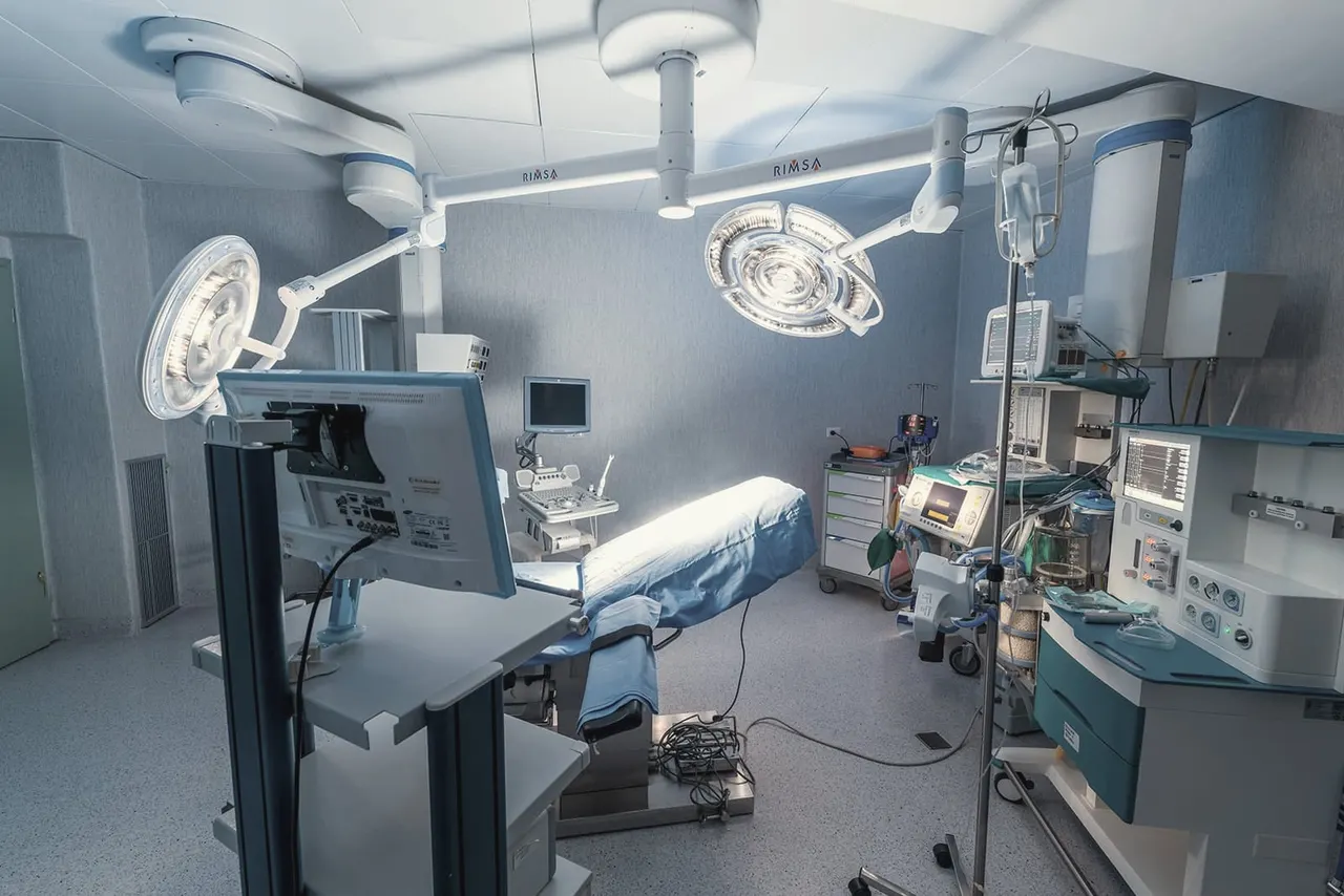 Sala operatoria attrezzata per chirurghi e medici specialisti