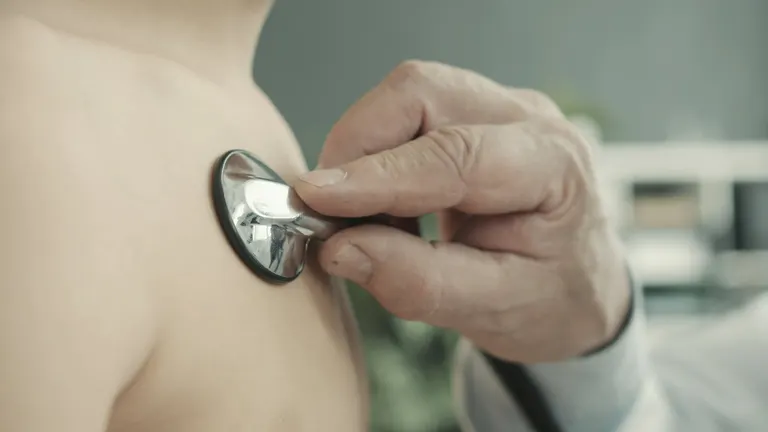 Auscultazione con lo stetoscopio durante una visita cardiologica
