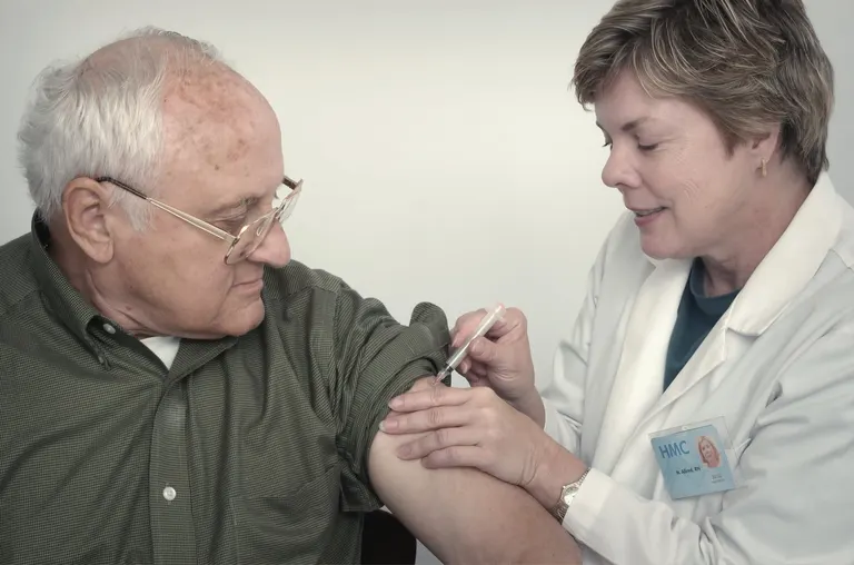 Vaccinazione di un paziente anziano