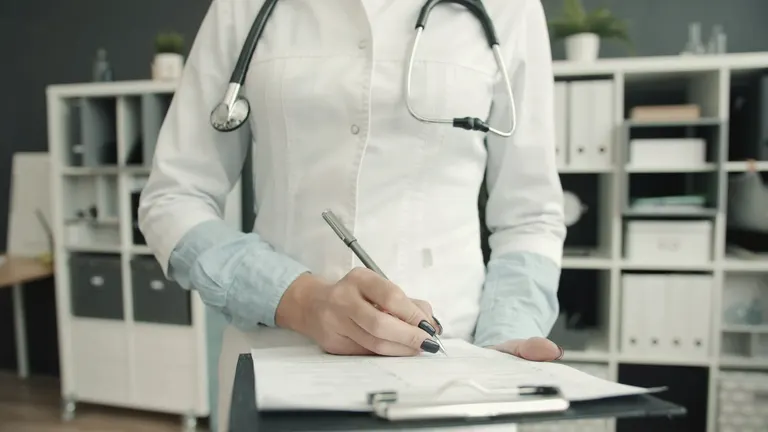 Medico che compila un certificato di idoneità