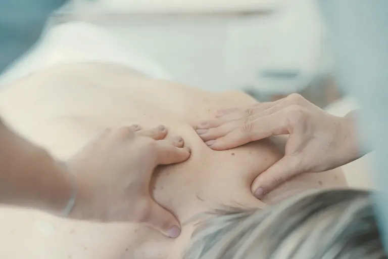 Trattamento osteopatico manuale sulla schiena